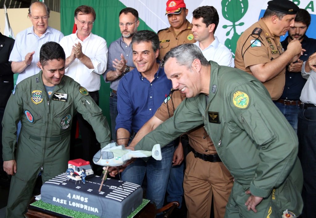 Governador Beto Richa participa em Londrina, da solenidade que comemora os quatro anos de implantação da base Norte do Batalhão de Polícia Militar de Operações Aéreas (BPMOA). Participaram da solenidade o chefe da Casa Militar, coronel Adilson Castilho Casitas; o secretário da Segurança Pública e Administração Penitenciária, Wagner Mesquita; o comandante-geral da PM, coronel Maurício Tortato; o prefeito de Londrina, Alexandre Kireeff e prefeitos da região. Londrina, 27/10/2016. Foto: Orlando Kissner/ANPr