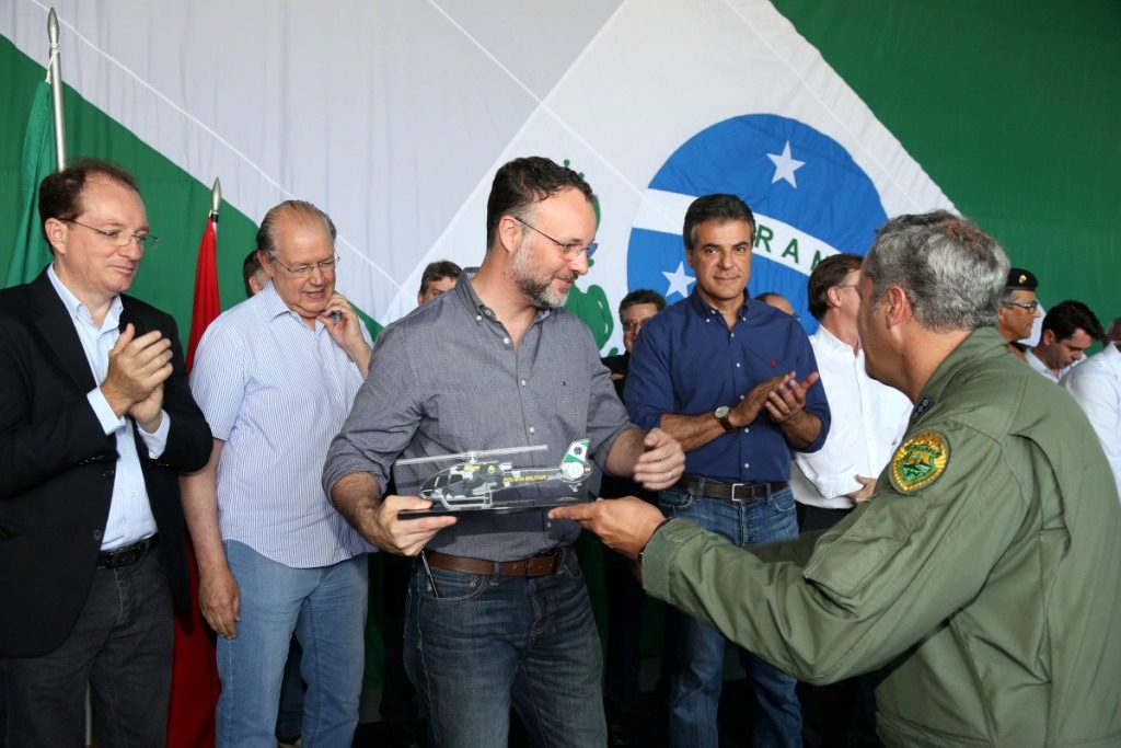 Governador Beto Richa participa em Londrina, da solenidade que comemora os quatro anos de implantação da base Norte do Batalhão de Polícia Militar de Operações Aéreas (BPMOA). Participaram da solenidade o chefe da Casa Militar, coronel Adilson Castilho Casitas; o secretário da Segurança Pública e Administração Penitenciária, Wagner Mesquita; o comandante-geral da PM, coronel Maurício Tortato; o prefeito de Londrina, Alexandre Kireeff e prefeitos da região. Londrina, 27/10/2016. Foto: Orlando Kissner/ANPr