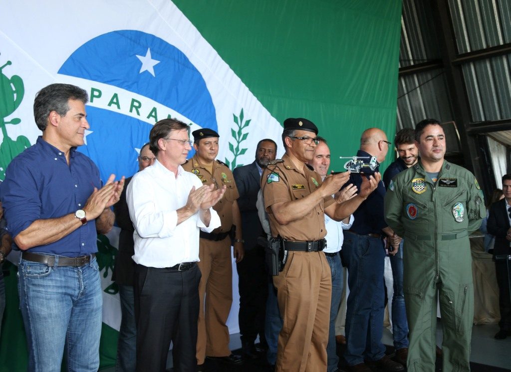 Governador Beto Richa participa em Londrina, da solenidade que comemora os quatro anos de implantação da base Norte do Batalhão de Polícia Militar de Operações Aéreas (BPMOA). Participaram da solenidade o chefe da Casa Militar, coronel Adilson Castilho Casitas; o secretário da Segurança Pública e Administração Penitenciária, Wagner Mesquita; o comandante-geral da PM, coronel Maurício Tortato; o prefeito de Londrina, Alexandre Kireeff e prefeitos da região. Londrina, 27/10/2016. Foto: Orlando Kissner/ANPr