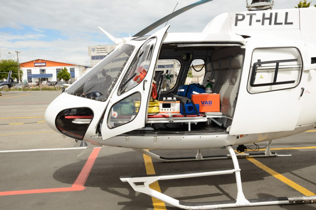 Governador Beto Richa assina contrato com empresa vencedora da licitação para ampliação de transporte aeromédico no Paraná, com um helicóptero baseado em Cascavel em operação conjunta com o Samu Oeste-Rede Paraná Urgência na região, e um avião UTI Móvel em Curitiba, mas à disposição de todas as regiões do Estado.Curitiba,15/01/2014. Foto - Antonio Costa