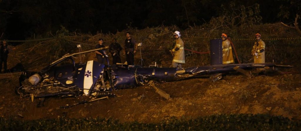 Helicóptero da PM é derrubado durante confronto com bandidos na Cidade de Deus - Marcelo Carnaval / Agência O Globo