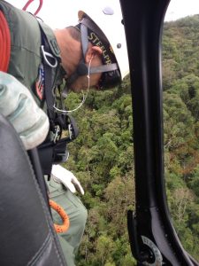 Águia 9 realiza retirada de motociclista acidentado em trilha na região de Tapiraí