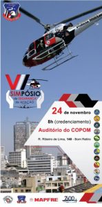 São Paulo - O Grupamento de Radiopatrulha Aérea – “João Negrão” da Polícia Militar realizou na data de ontem (24) o VII Seminário de Segurança de Voo no auditório do Centro de Operações (COPOM) da Polícia Militar do Estado de São Paulo. Segundo o setor de Segurança de Voo do Grupamento, esse ano o evento foi voltado para o público interno, por isso o Piloto Policial não pode participar. Segundo os realizadores o objetivo foi promover a Segurança Operacional e fortalecer a Cultura de Segurança no Grupamento Aéreo. A sétima edição novamente recebeu o apoio da MAPFRE, empresa que mantém contrato de seguro das aeronaves da Polícia Militar. Muito embora fosse para o público interno, o seminário contou com presença de policiais, militares e civis de outras organizações, além de representantes de empresas e dos policiais militares pertencentes ao Grupamento Aéreo. No evento estiveram presente o Comandante Geral da Polícia Militar, Cel PM Ricardo Gambaroni, o Comandante do Grupamento Aéreo, Carlos Eduardo Falconi, Carlos Polizio da MAPFRE, além de outras autoridades. Em homenagem ao Grupamento Aeromóvel da Polícia Militar do Rio de Janeiro foi realizado um minuto de silêncio em razão do trágico acidente com o helicóptero Fênix 04 que vitimou quatro tripulantes: Major PM Melo, Cap PM Schorcht , Sub Ten PM Barbosa e Sgt PM Felix. Ao término das palestras, foi realizado um debate com os palestrantes, onde puderam responder as perguntas elaboradas pelos participantes. Como no Seminário passado houve a distribuição gratuita da segunda edição da revista “O ÁGUIA” com o patrocínio da seguradora MAPFRE. Segundo os idealizadores, a revista é uma publicação destinada à divulgação de artigos de Segurança de Voo. A revista teve sua origem nos antigos Boletins Informativos de Segurança de Aviação que eram publicados internamente pela Seção de Segurança de Voo e a segunda edição trouxe mais de 20 artigos relacionados ao tema. O evento, organizado pelo setor segurança de voo do Grupamento Aéreo, apresentou a seguinte programação: