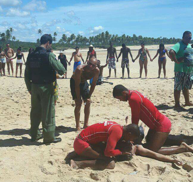 Helicóptero ficou em exposição ao lado do Farol da Barra (Foto: Divulgação/Graer)