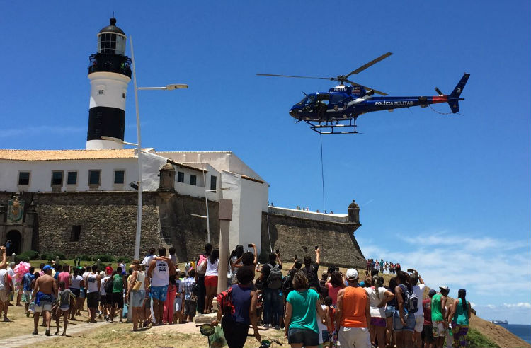 Helicóptero ficou em exposição ao lado do Farol da Barra (Foto: Divulgação/Graer)