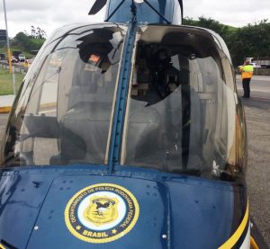 Helicóptero da PRF faz pouso forçado na após bater em urubu