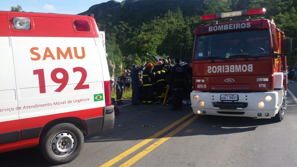 Arcanjos 01 e 03 resgatam vítimas de acidente na BR 282