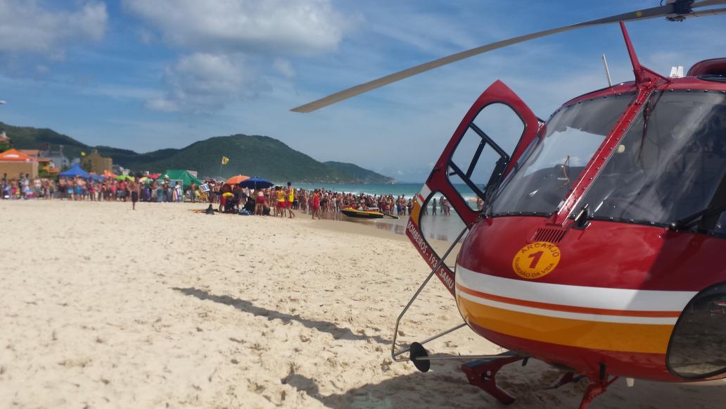Arcanjo 01 resgata vítima de parada cardiorrespiratória na praia dos Ingleses