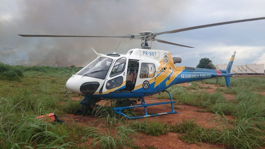 Helicóptero da Segurança Pública de Tocantins atua no combate a incêndio no Distrito de Luzimangues