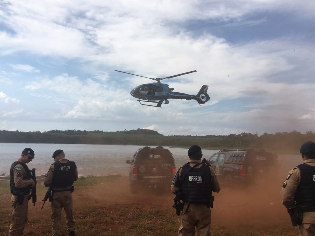 Aeronaves da Receita Federal, da Polícia Civil, da Polícia Militar e da Força Aérea Brasileira participam da operação.
