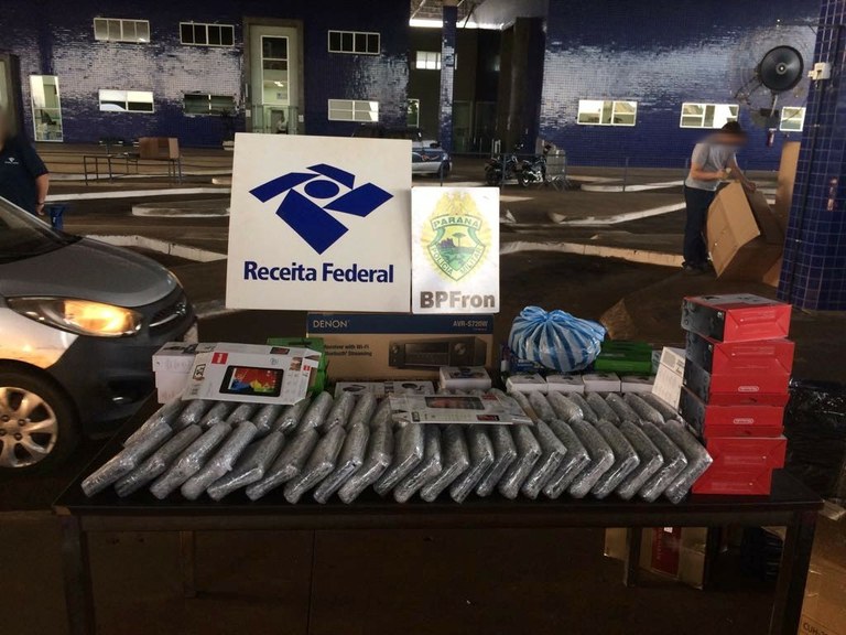 Diversos tipos de mercadorias foram retidas, entre elas simulacros de arma de fogo, eletrônicos, produtos de fibra ótica, receptores de satélite e acessórios para pesca.