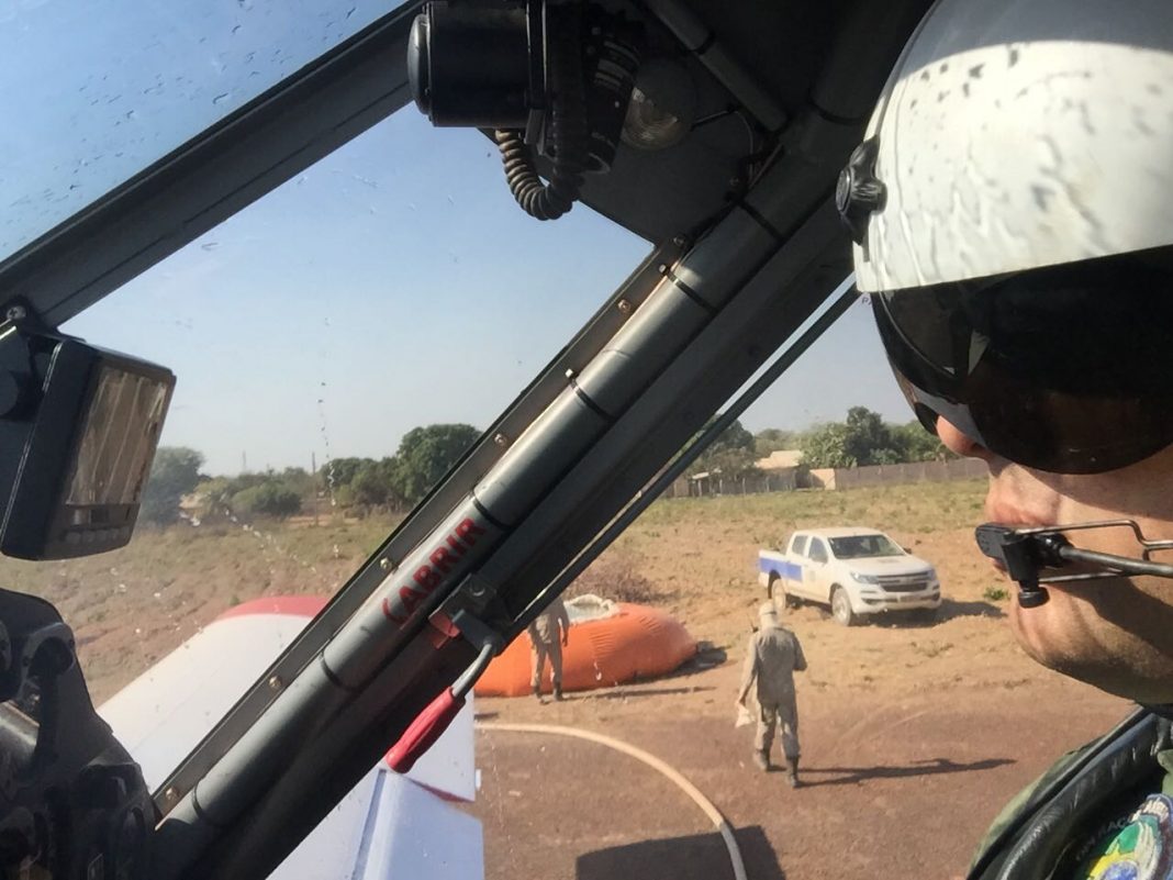 Avião do Corpo de Bombeiros sendo abastecido para combate ao Incêndio atinge o Parque Estadual do Araguaia, em Novo Santo Antônio (MT) (Foto: Corpo de Bombeiros de Mato Grosso)