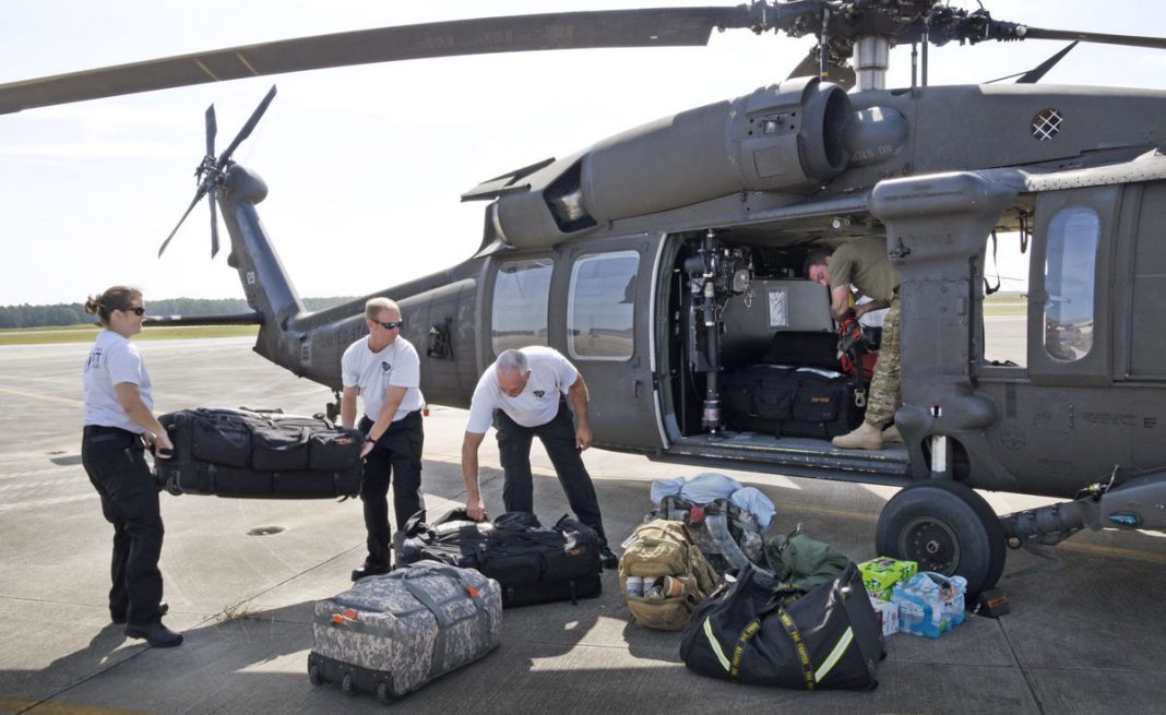 Os membros da equipe de resgate aquático Helicóptero da Guarda Nacional do Exército da Carolina do Sul partiram para apoiar os esforços de resposta do furacão Harvey no Texas da McEntire Joint National Guard Base em Eastover em 29 de agosto de 2017. O primeiro tenente Tracci Dorgan / U.S. Guarda Nacional do Exército / Fornecido