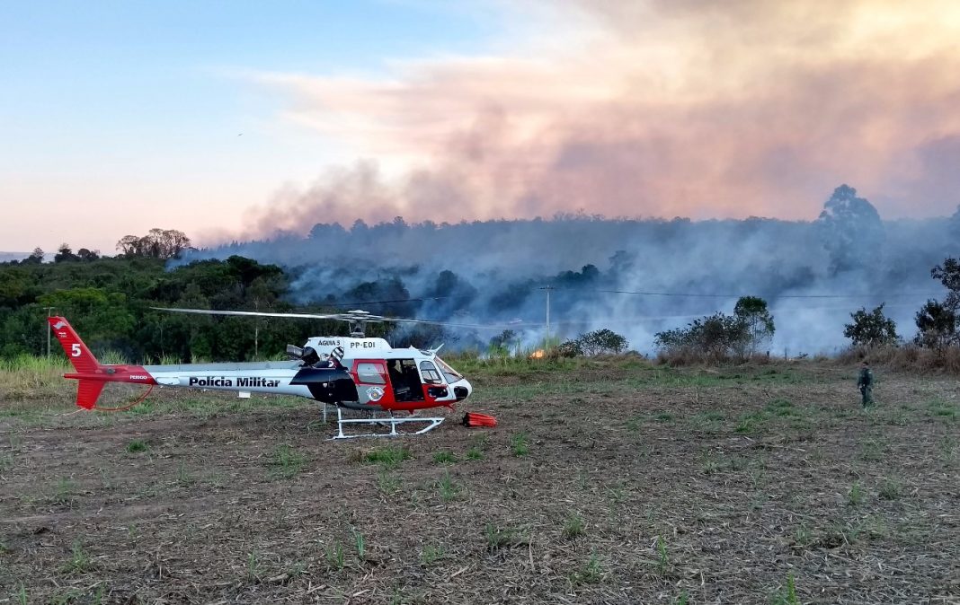 Águia 05 apoia Corpo de Bombeiros no combate a incêndio florestal na região de Campinas