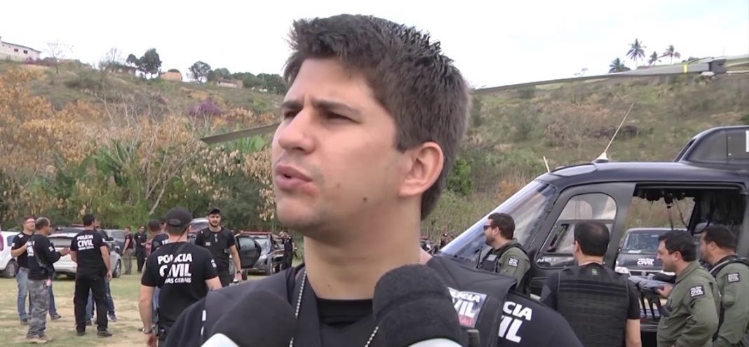 Delegado Luis Bernardo em entrevista a imprensa local sobre a operação em Nanuque. Caracará 02 dois pousando.