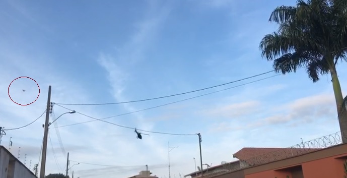 Após a saída do helicóptero Carcará 02 do local, o drone desce e aparece no lado esquerdo do vídeo, ao final.