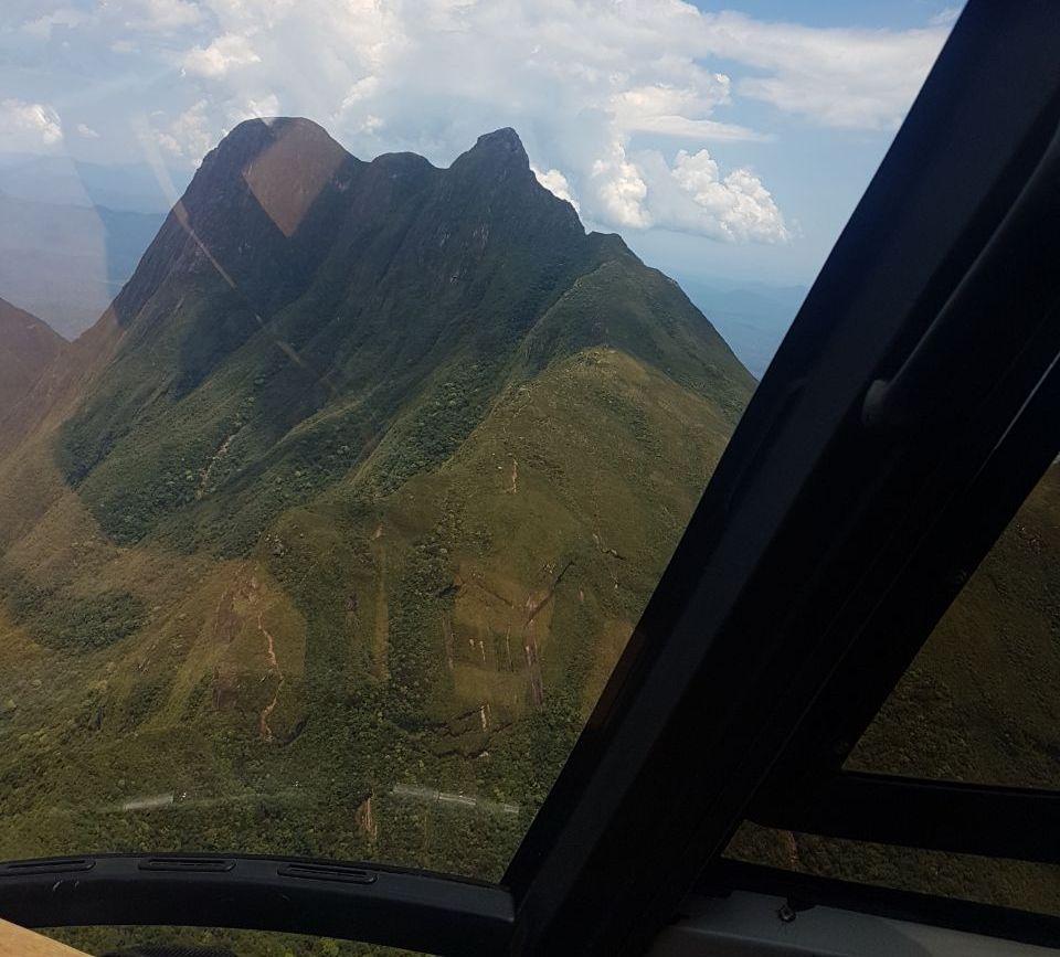 Helicóptero Falcão 04 resgata homem ferido na trilha do Pico Paraná