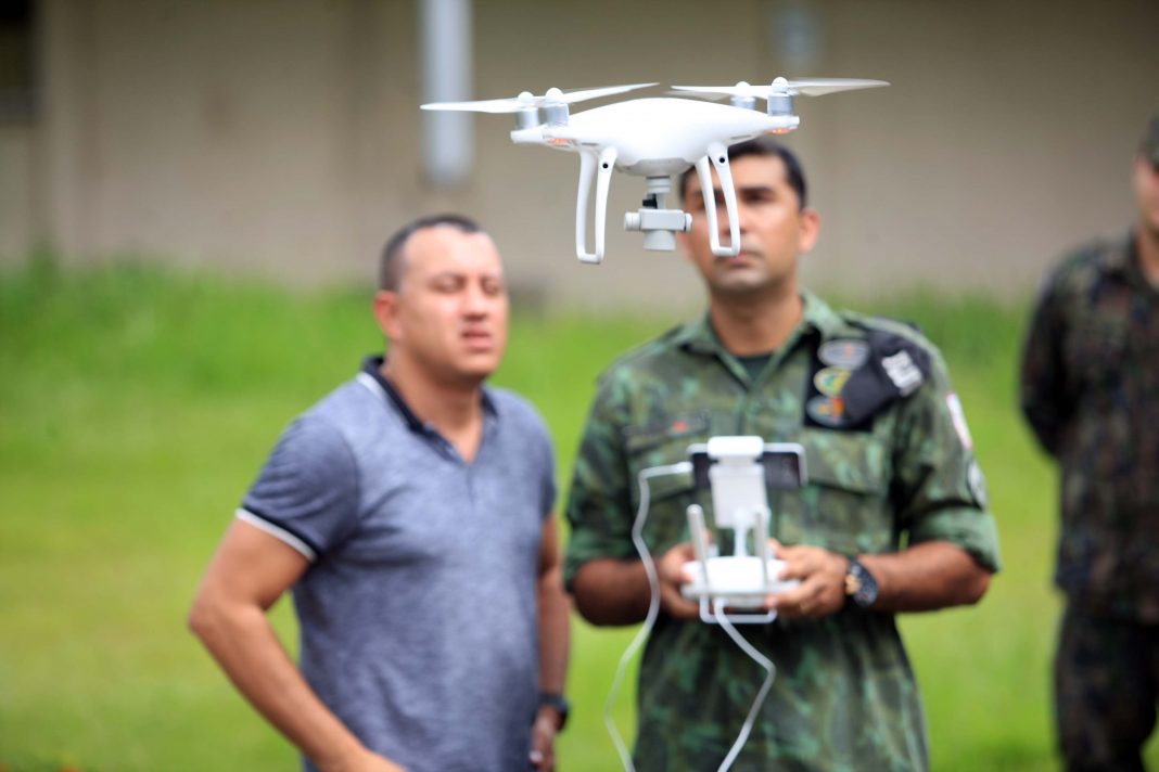 A Polícia Militar iniciou na manhã desta quarta-feira, 16, na sede do Comando Geral, em Icoaraci, o processo de habilitação ao 1º Curso de Operador de Aeronaves Remotamente Pilotadas (RPA - Remotely Piloted Aircraft), conhecidos popularmente como drones (foto), oferecido pela PM do Pará. Vinte candidatos participaram das avaliações psicológica e técnica. Na quinta-feira, 17, a previsão é de que os 23 inscritos sejam submetidos aos testes de aptidão. O resultado final das avaliações será divulgado até a próxima sexta-feira, 18. Os habilitados estarão credenciados a participar do curso previsto para o período de 21 a 25 deste mês. Na programação de hoje foram formados dois grupos, avaliados pela equipe do Centro Integrado de Psicologia e Assistência Social (Cipas). Em seguida os candidatos foram à parte prática, coordenado operacionalmente pelo cabo Antônio Donato, da Assessoria de Comunicação da PM. FOTO: MÁCIO FERREIRA / AG. PARÁ DATA: 16.05.2018 BELÉM - PARÁ