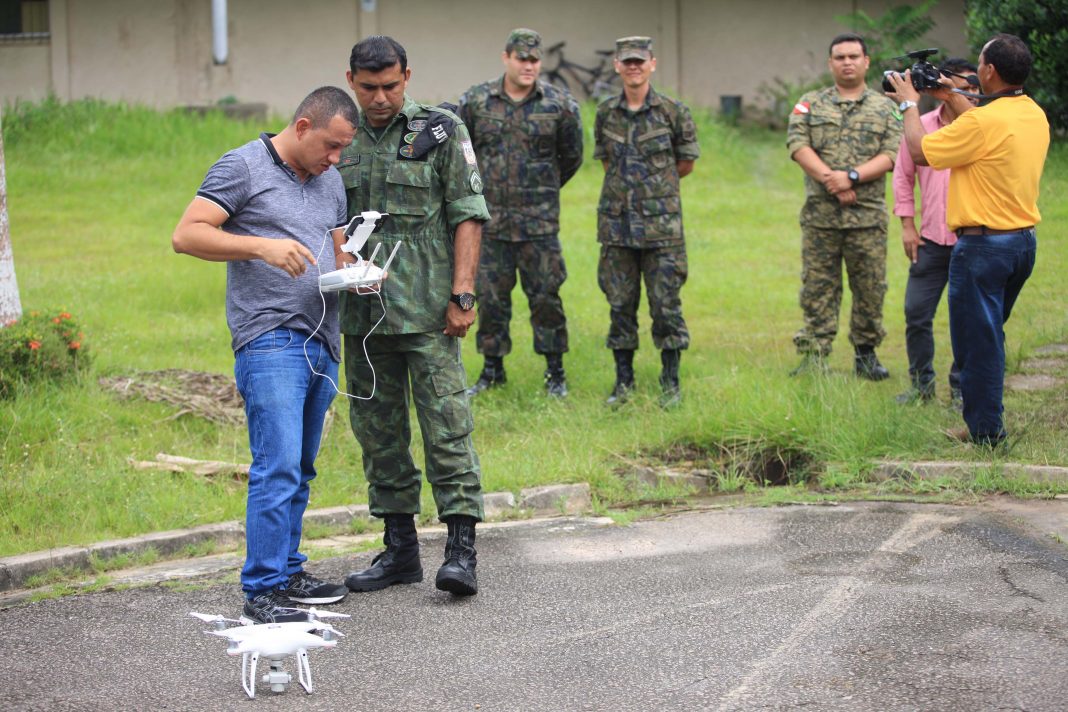 A Polícia Militar iniciou na manhã desta quarta-feira, 16, na sede do Comando Geral, em Icoaraci, o processo de habilitação ao 1º Curso de Operador de Aeronaves Remotamente Pilotadas (RPA - Remotely Piloted Aircraft), conhecidos popularmente como drones (foto), oferecido pela PM do Pará. Vinte candidatos participaram das avaliações psicológica e técnica. Na quinta-feira, 17, a previsão é de que os 23 inscritos sejam submetidos aos testes de aptidão. O resultado final das avaliações será divulgado até a próxima sexta-feira, 18. Os habilitados estarão credenciados a participar do curso previsto para o período de 21 a 25 deste mês. Na programação de hoje foram formados dois grupos, avaliados pela equipe do Centro Integrado de Psicologia e Assistência Social (Cipas). Em seguida os candidatos foram à parte prática, coordenado operacionalmente pelo cabo Antônio Donato, da Assessoria de Comunicação da PM. FOTO: MÁCIO FERREIRA / AG. PARÁ DATA: 16.05.2018 BELÉM - PARÁ