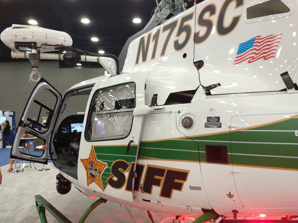 Aeronave H125 do condado de Seminole/FL, configurado com gancho para carga externa, guincho elétrico, sistema de imageador termal e farol de busca Trakkabeam.