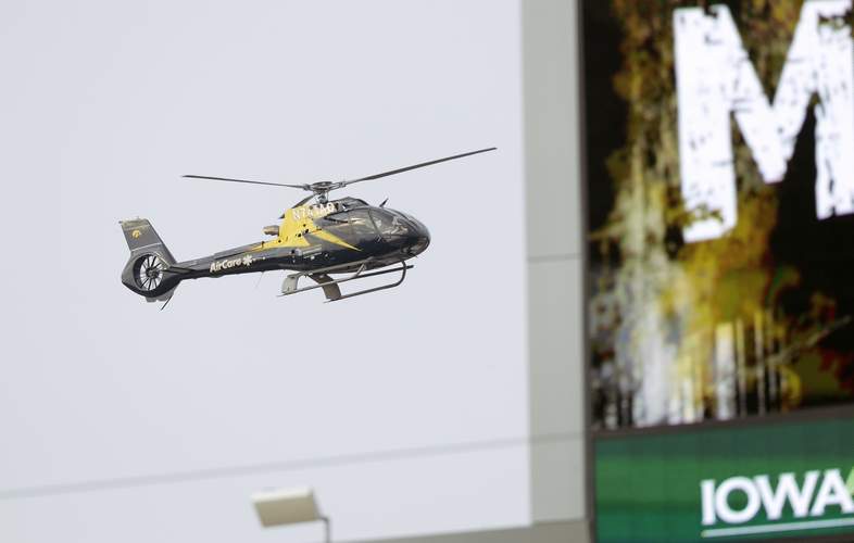 Um helicóptero Air Care voa perto do Kinnick Stadium quando ele chega para uma aterrissagem na Universidade de Iowa Hospitals & Clinics em Iowa City, Iowa, no sábado, 16 de setembro de 2017. (Jim Slosiarek / The Gazette)