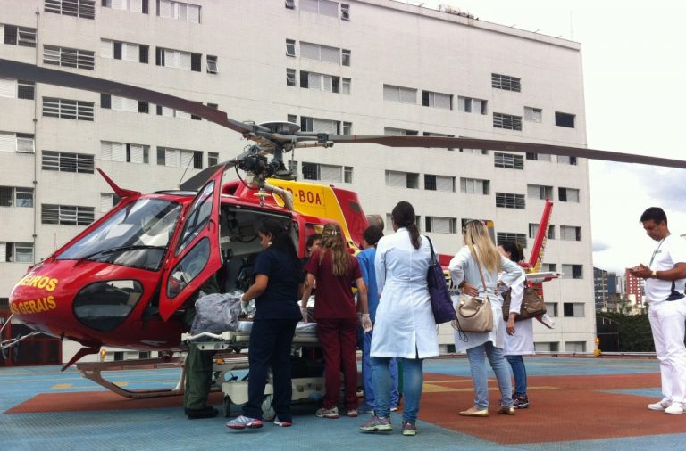 Helicóptero do Bombeiro de MG resgata mulher vítima de acidente de ônibus