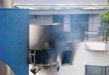 Águia 01 da 2ª CIA BAPM/SC resgata pessoas de prédio em chamas.