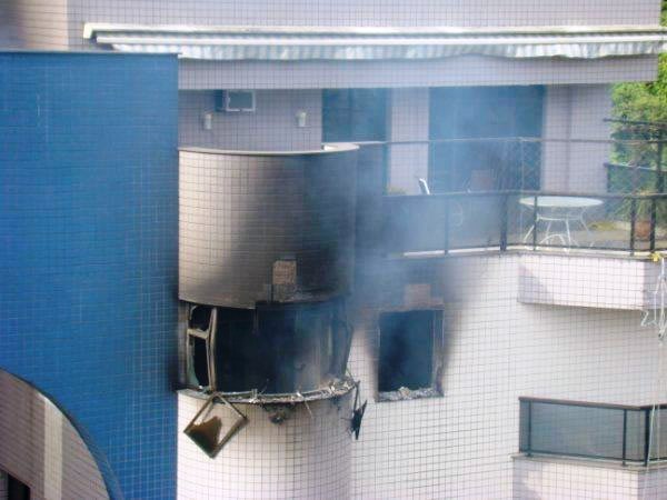 Águia 01 da 2ª CIA BAPM/SC resgata pessoas de prédio em chamas.