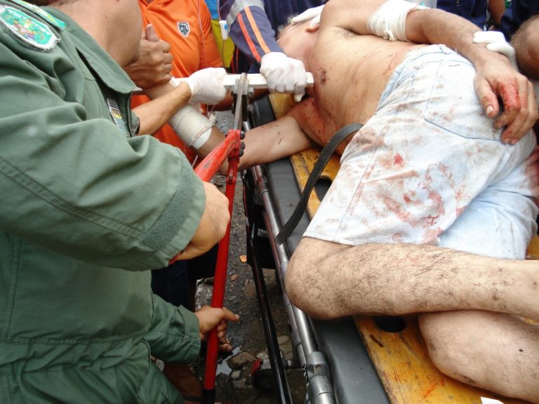 CIOpAer/CE resgata homem que teve barra de ferro atravessada no corpo