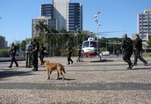 Águia 17 da PMESP pousa em praça no ABC para levar acusado ao Fórum