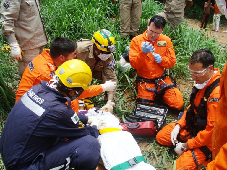 GAvOp/CBMDF realiza resgate aéreo na BR-080