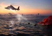 Operação de busca e salvamento com helicóptero monoturbina sobre a água