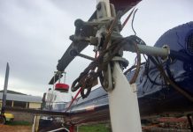 Manifestantes invadem IBAMA e colocam cabos de aço e cadeados no helicóptero do órgão, no Pará