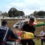 O helicóptero do governo do Estado foi acionado na manhã desta quinta-feira, 18, para resgatar o senhor Raimundo Moura da Silva, 55, no Seringal Sossego (Foto: Divulgaçedida)