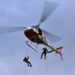 Em operação onde é utilizada a técnica de rapel, dois tripulantes desembarcam do Águia em voo “pairado”, com o uso de cordas. A missão pode ser de salvamento ou para encurralar assaltantes. Foto: Divulgação / Polícia Militar SP