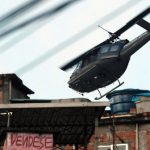 Helicóptero “Sapão” da Polícia Civil sobrevoando o Alemão. (Foto: Sinesiopontes wordpress-com)