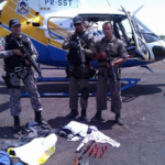 O Helicóptero do Tocantins, comandado pela equipe do Centro Integrado de Operações Aéreas – CIOPAER/TO, da Secretaria da Segurança Pública, participou das buscas à quadrilha que realizou o assalto na segunda-feira, 24, da Agência bancária de Araguacema do Tocantins. Durante as buscas, foram localizadas várias armas abandonadas e uma quantidade de droga.