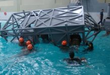 GOA/RJ realiza treinamento para situações de escape de aeronave submersa