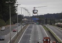 Águia 18 resgata vítima de capotamento em São Paulo