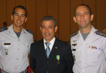 Piloto do DFNSP é homenageado com medalha do Mérito Policial