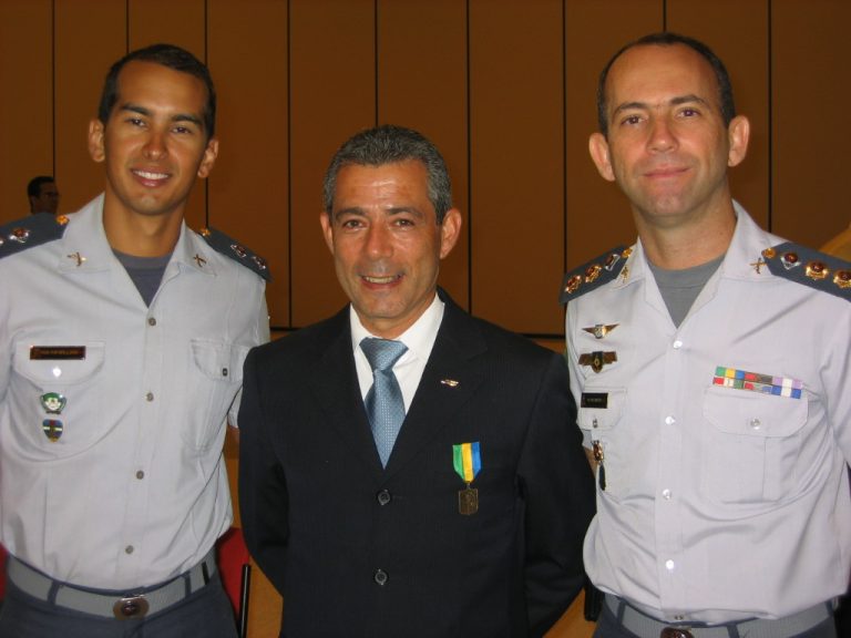 Piloto do DFNSP é homenageado com medalha do Mérito Policial