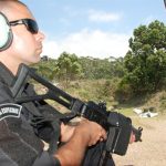 Treinamento de tiro embarcado.