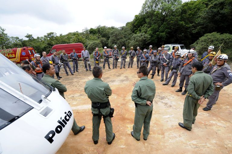 Bombeiros realizam curso de busca e salvamento em matas com apoio do Águia