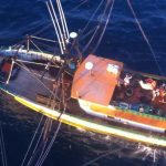 Um pescador que se feriu em um barco em alto-mar na altura da praia de Cidreira teve de ser resgatado por um helicóptero da Brigada Militar (BM) no início da noite deste sábado. O homem de 21 anos, que seria catarinense, estava mexendo no motor da embarcação quando teve três dedos decepados, informaram policiais militares.