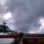 Helicóptero da Polícia Militar realiza o resgate das vítimas no Pico do Gavião (Foto: João Daniel Alves)