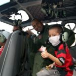 A quebra da rotina hospitalar é sempre um agente motivador para quem está internado para tratamento oncológico, principalmente para aqueles pacientes que precisam enfrentar longos períodos de afastamento da rotina normal de atividades. E foi justamente para garantir essa motivação que o Hospital Ophir Loyola firmou parceria com a Infraero para levar as crianças internadas na instituição a conhecer o Grupamento Aéreo de Segurança Pública (GRAESP/PA).  FOTO: ASCOM HOL