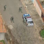 Com o apoio aéreo do FALCÃO 02, as equipes realizaram o adentramento e a prisão dos autores. Em poder desses foram encontrados 02 revólveres calibre 38, 02 kg de maconha, um aparelho de televisão, 15 aparelhos celulares, vários relógios e joias.