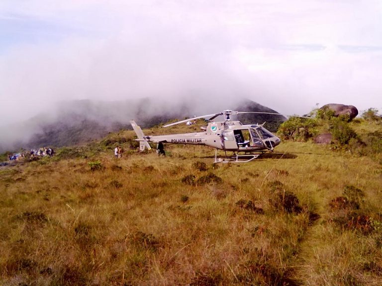 Helicóptero Águia faz resgates no Monte Crista em Joinville