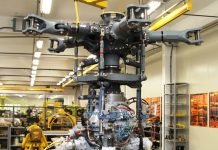 Helibras monta primeira caixa de transmissão do EC725