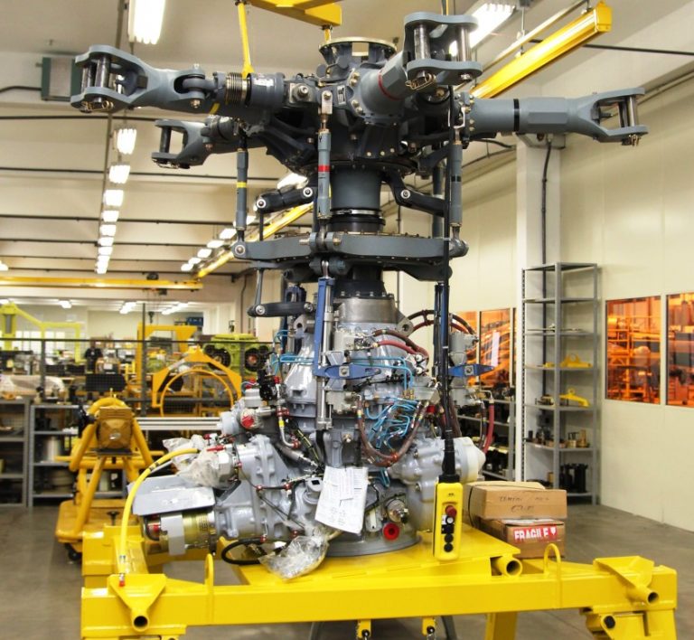 Helibras monta primeira caixa de transmissão do EC725